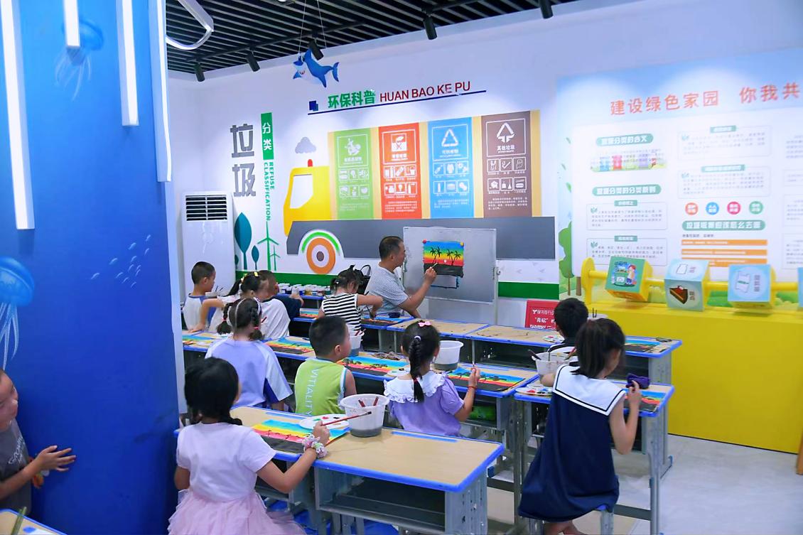 罗塘镇文化站内,老师带乡村孩子画画。长丰县委宣传部供图