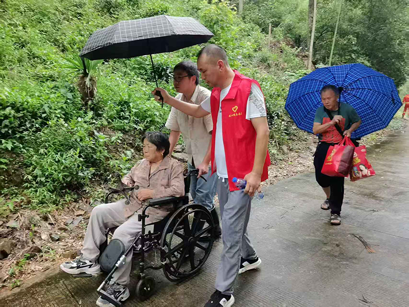 台风过境期间,宣城自规部门工作人员转移群众。宣城市委宣传部供图
