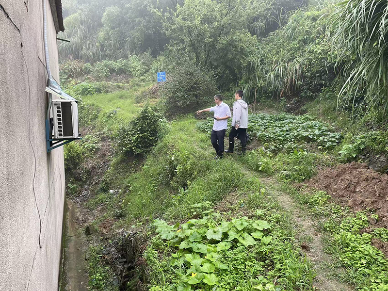 宣城自规部门工作人员正在巡查风险点。宣城市委宣传部供图