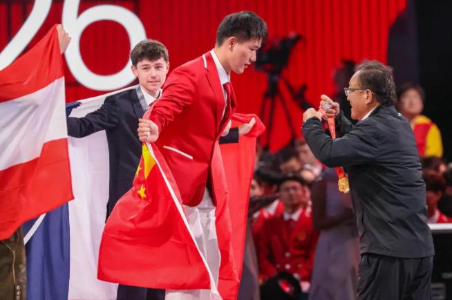 杨兆喜获得油漆与装饰项目金牌。人民网记者 王初摄
