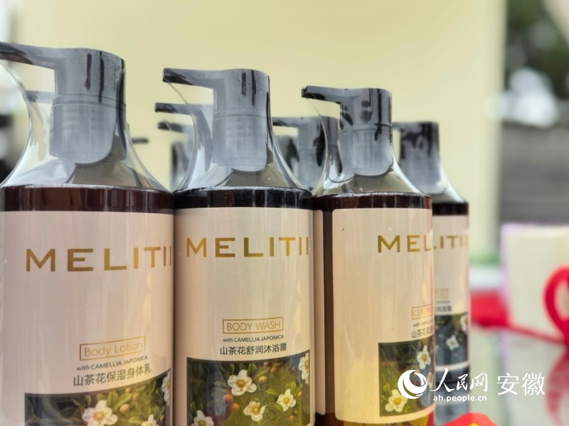山茶花日化系列品。人民网记者 汪瑞华摄