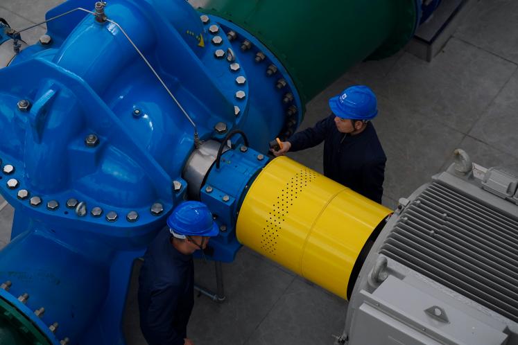 工作人員檢查機組設備。合肥水務集團供圖