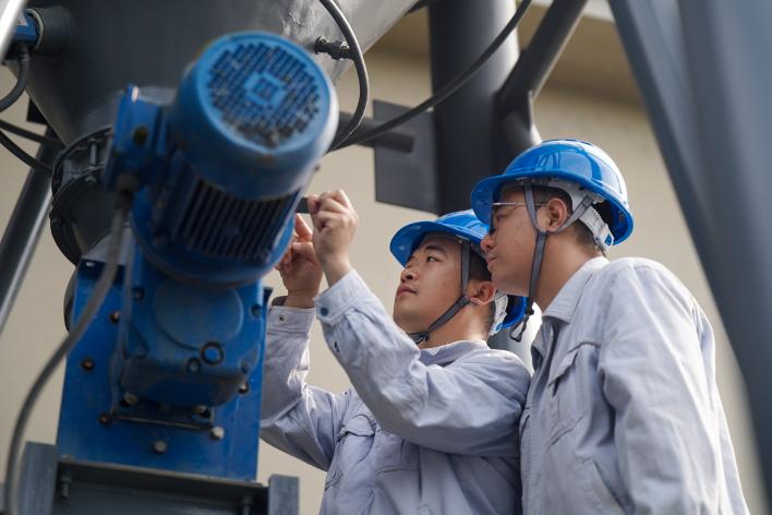 工作人員檢查機組設備。合肥水務集團供圖