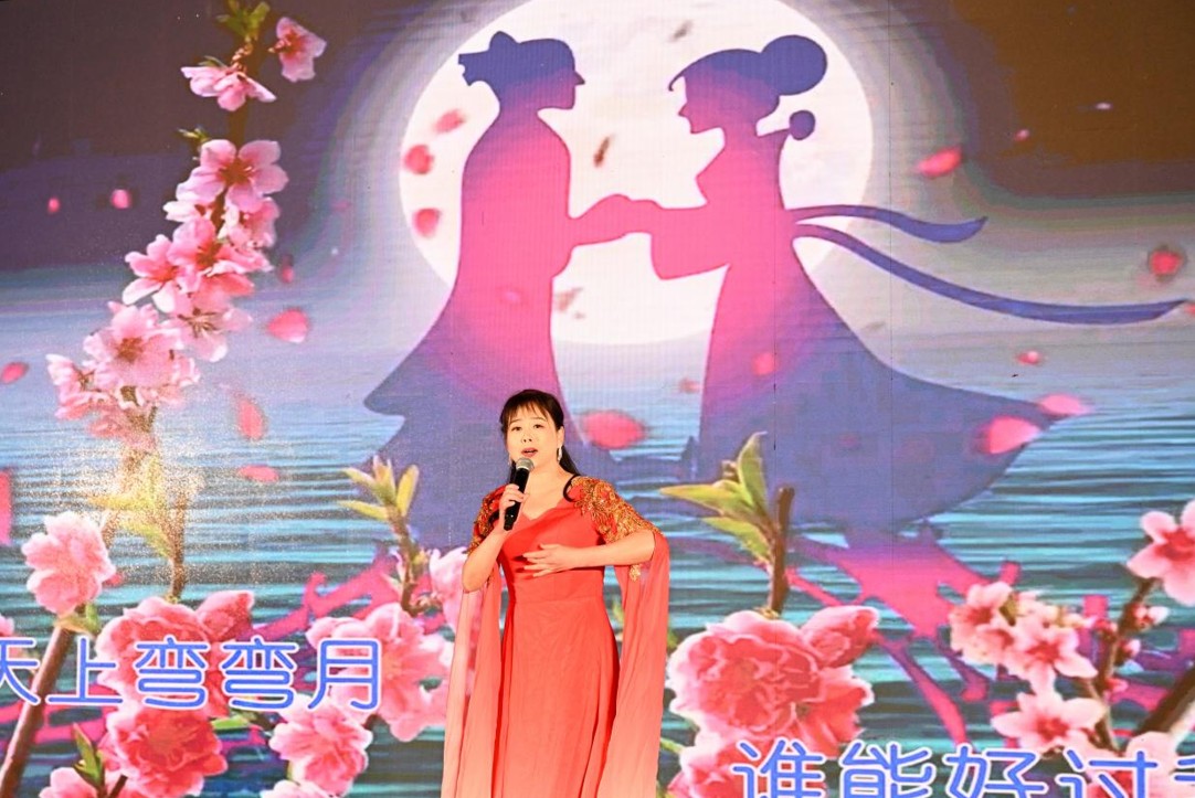 选手演唱《到底人间欢乐》。杜刚摄