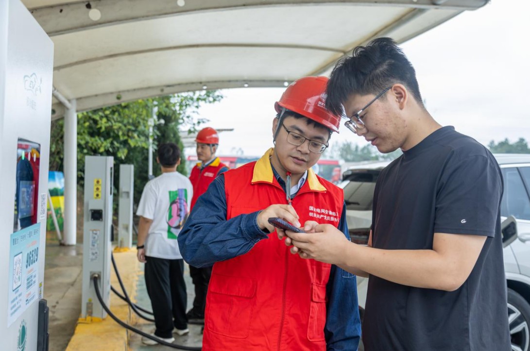 供電公司員工指導車主使用升級后的充電樁。李昌兵攝