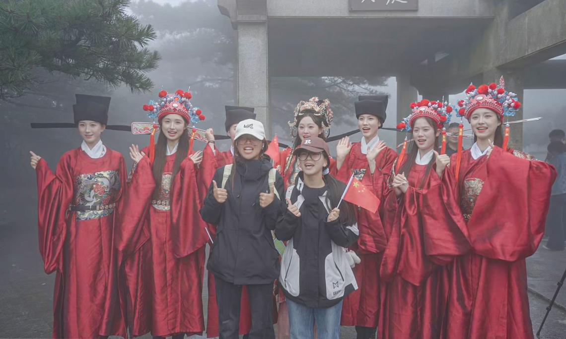 游客與“女駙馬”互動合影。天柱山風景區管委會供圖