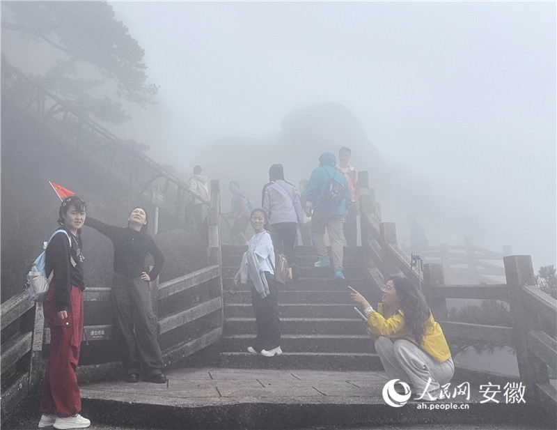 國慶假期首日，游客打卡天柱山。人民網記者 汪瑞華攝