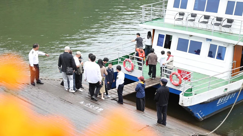 工作人員的有序引導下，游客們自覺排隊購票、檢票登船