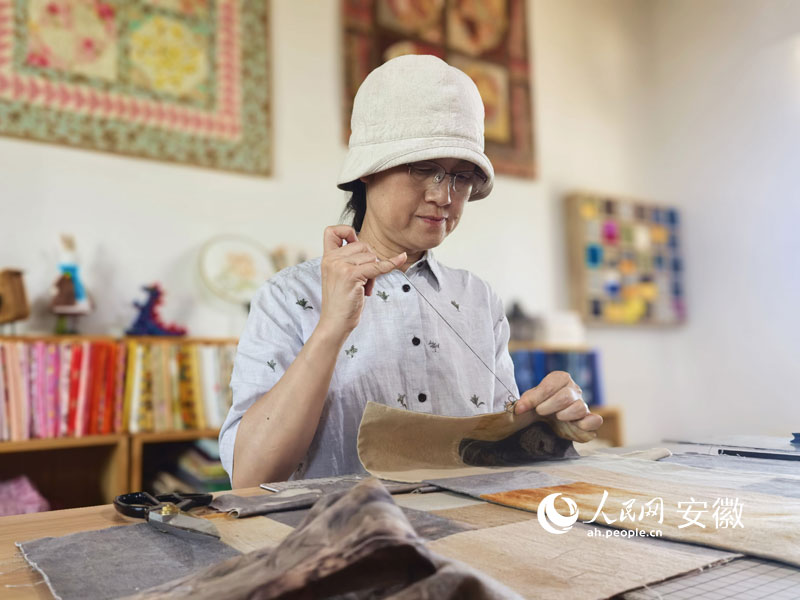 章氏传统女红制作技艺非遗代表性传承人章慧。人民网记者 汪瑞华摄
