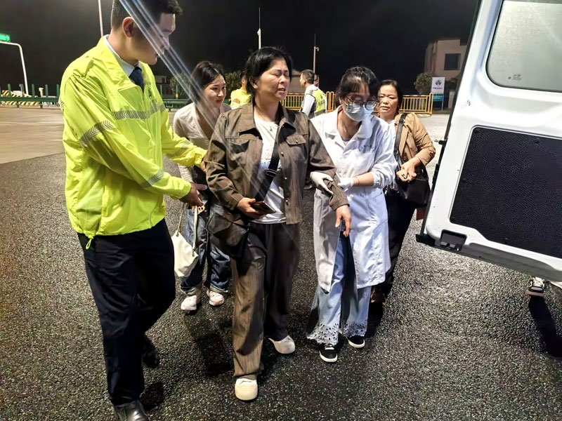 無為嚴橋站協助救護傷者。