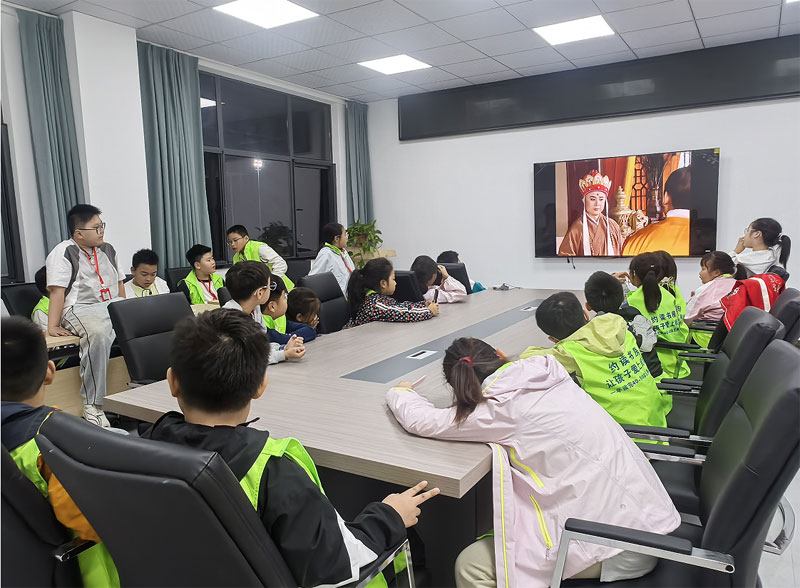 研學師生在郎溪北站休息室休息。