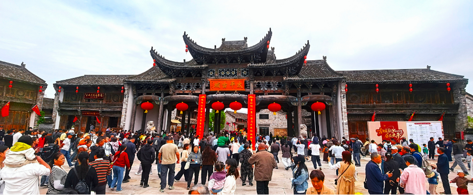 10月1日上午，全椒县锦秀太平公司在太平古城门口举行开城仪式，吸引众多游客前来打卡。金明摄
