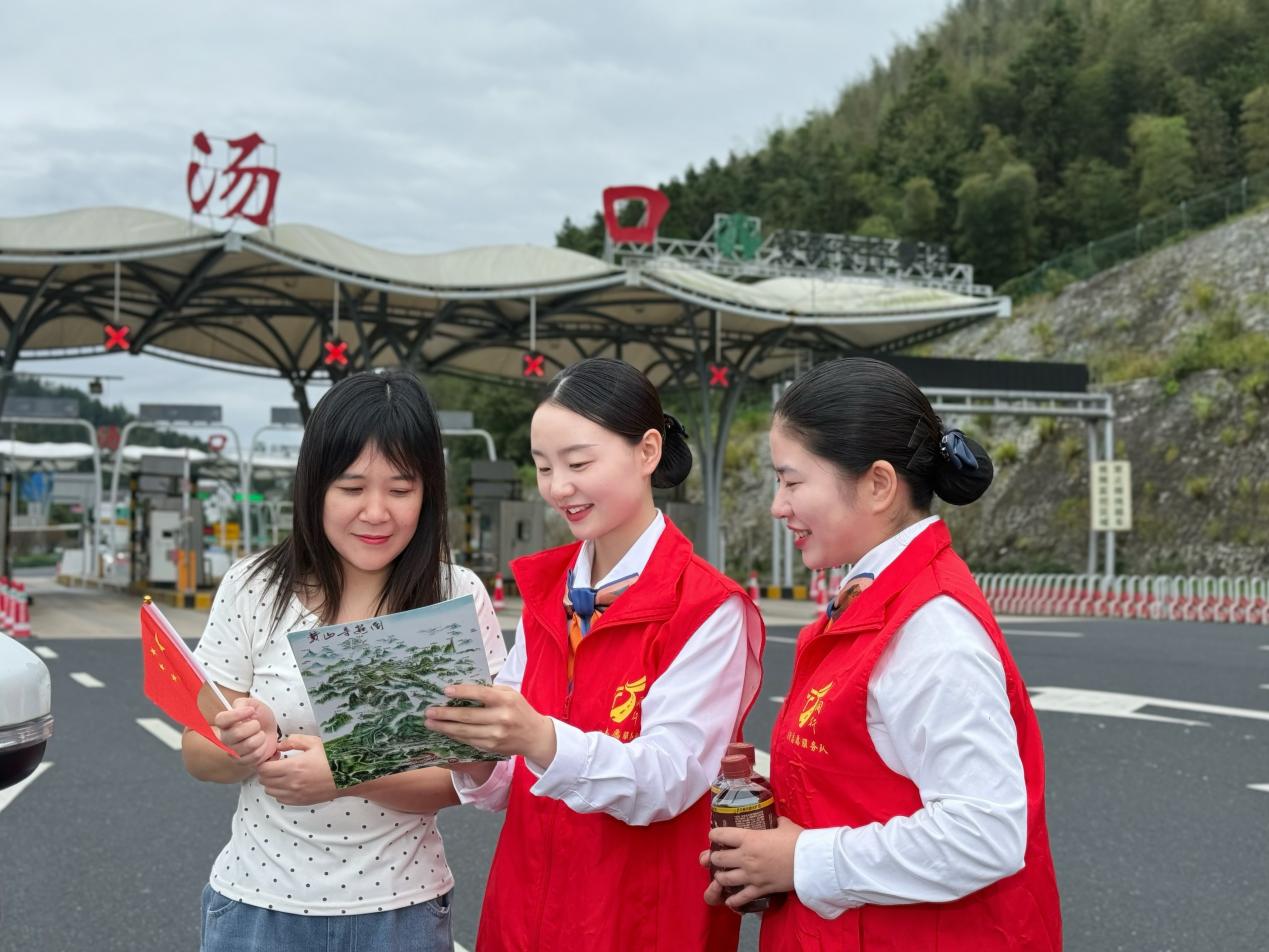 黄山中心黄山南门站“五朵金花奉献岗”成员为过往司乘提供旅游指引服务。安徽交控集团黄山管理中心供图