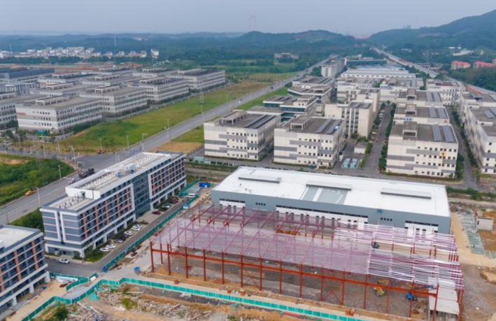 郊区经开区新材料产业园及配套基础设施项目施工现场。