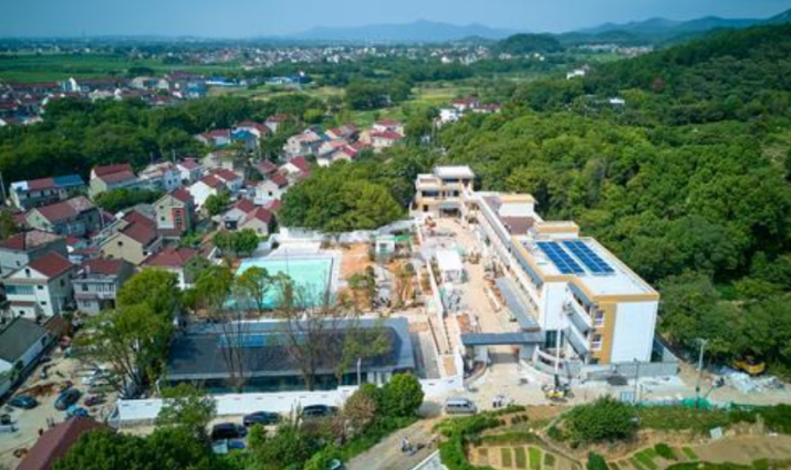 闲置的原大山小学改造“拾光课栈”精品民宿项目正在加紧建设，赋能乡村文旅。