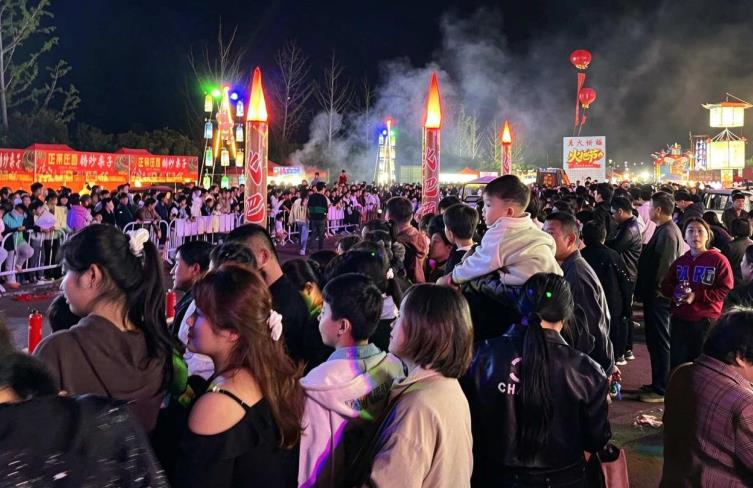 古沈园火把节现场游人如织。临泉县文旅体局供图