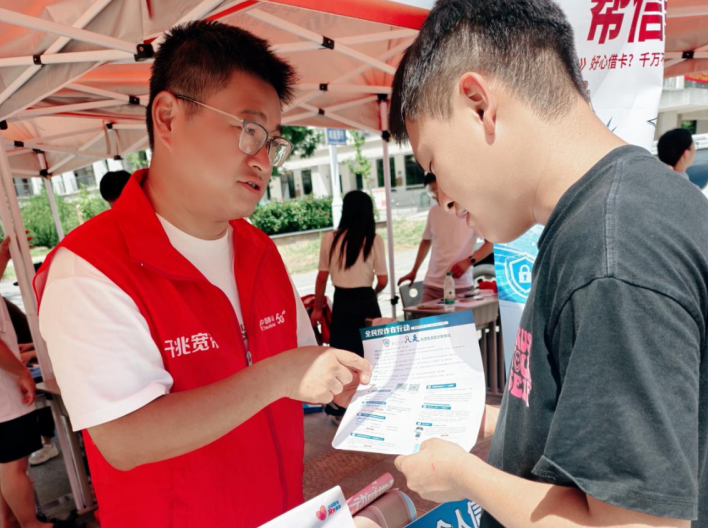 李伟在给学生答疑