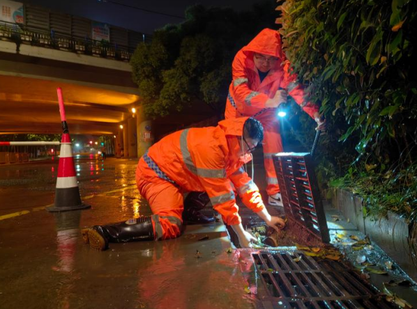 工作人员清理雨水口淤泥杂物。合肥水务集团供图