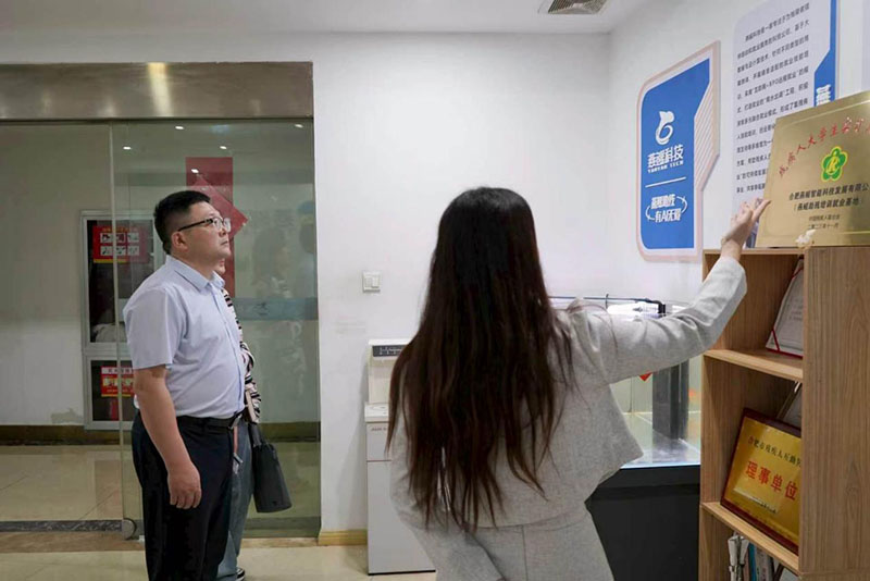 街道主要负责人走访驻地企业，了解企业发展情况。