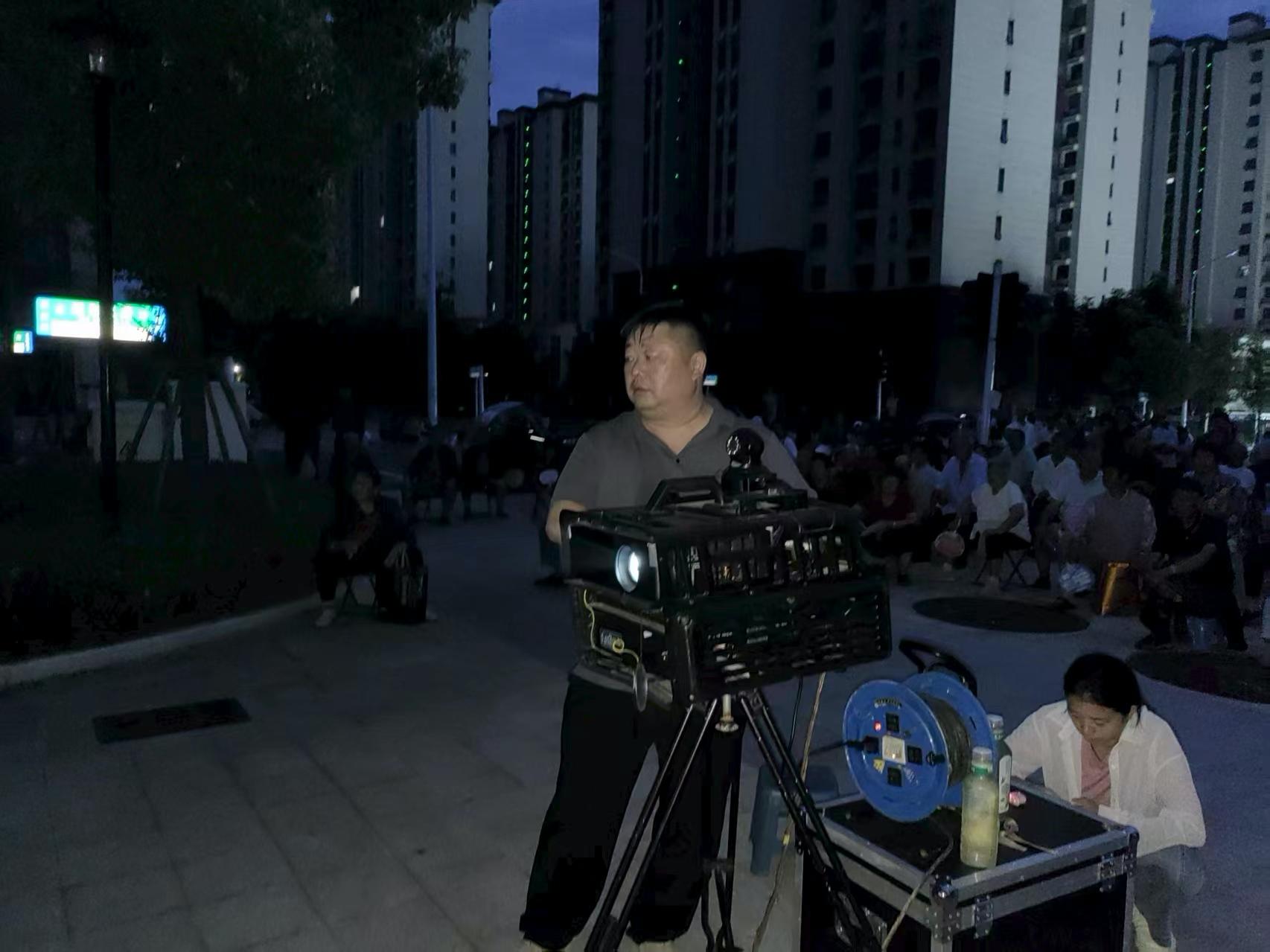 張德禮為居民放映影片。受訪者供圖