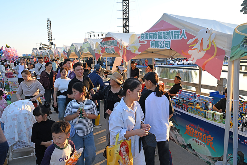 安徽省淮南市人民公園，游客在文化集市上選購文創產品。陳彬攝