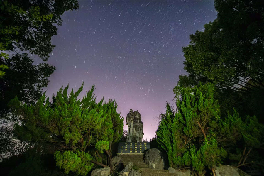 星河映齐山，古迹续华章。