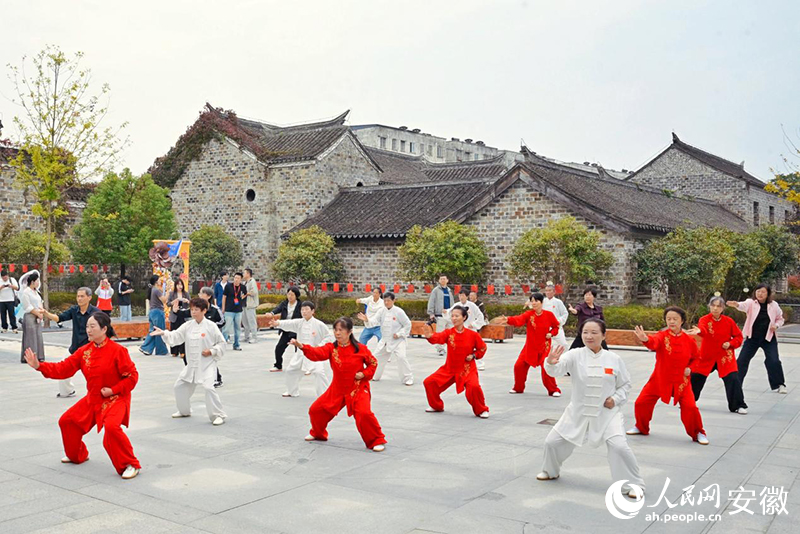 街区里，居民在练习五禽戏。人民网记者 周坤摄