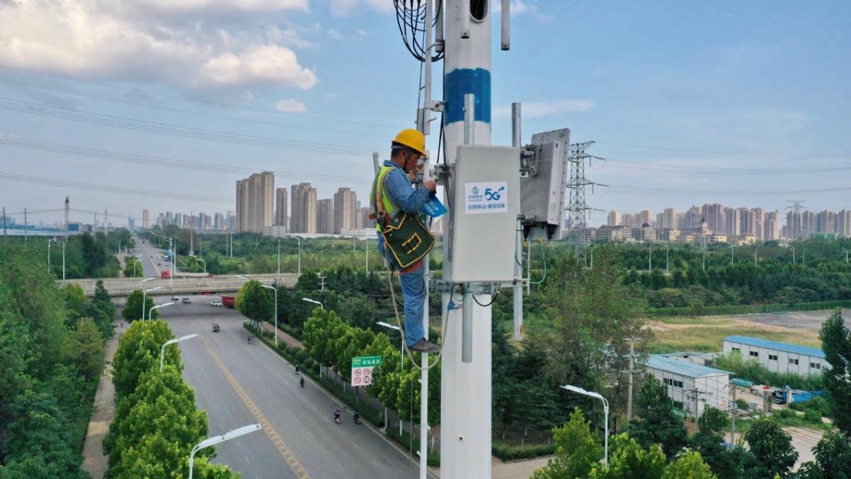 工作人员正在进行5G设备的安装。
