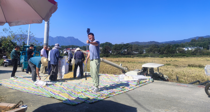 田间直播助秋收
