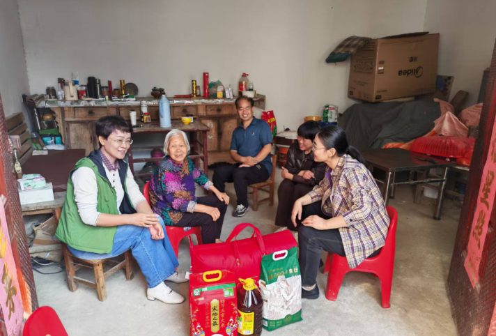 市妇联副主席带队到群众家中走访