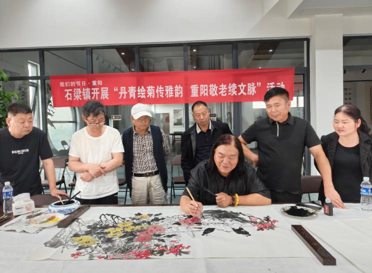 石梁镇石街社区老年居民在娄建国艺术馆学习绘画。蔡有玉摄