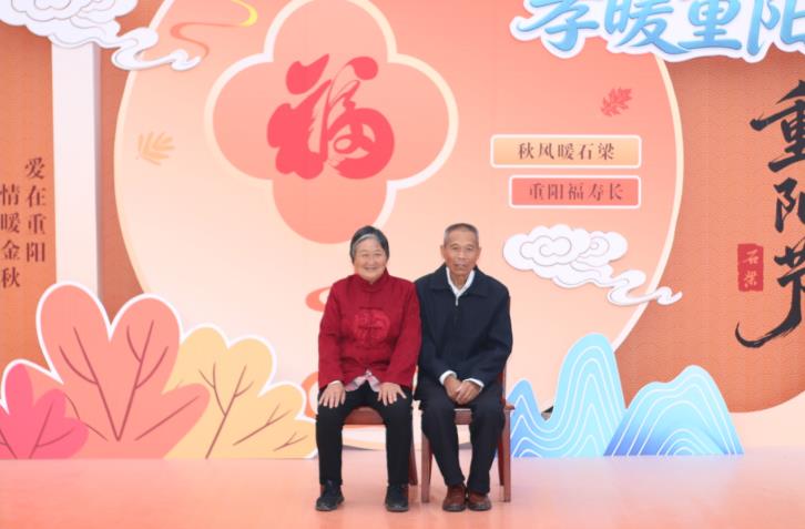 社区免费为模范家庭的老人拍摄纪念照。蔡有玉摄