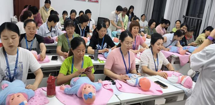 育婴师培训现场。