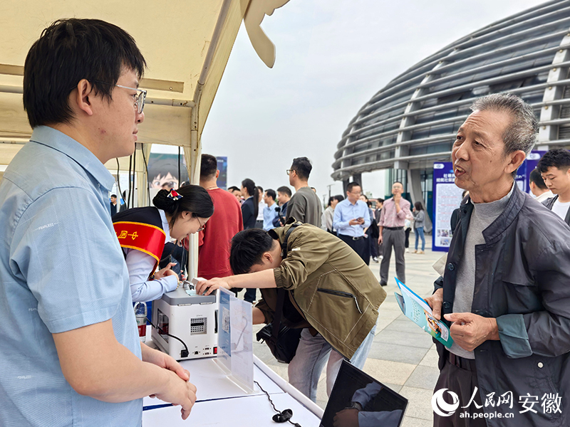 徐大爷现场咨询社保。人民网记者 汪瑞华摄