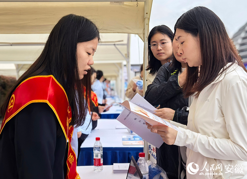 社保人员为群众答疑解惑。人民网记者 汪瑞华摄
