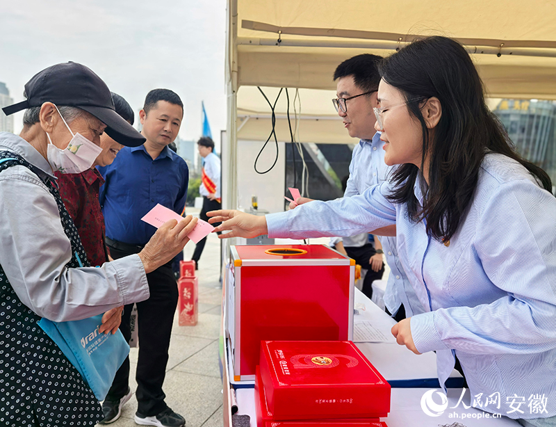 群众现场参与社保竞答活动。人民网记者 汪瑞华摄