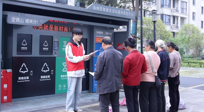 志願者深入各居民小區開展常態化督導志願服務