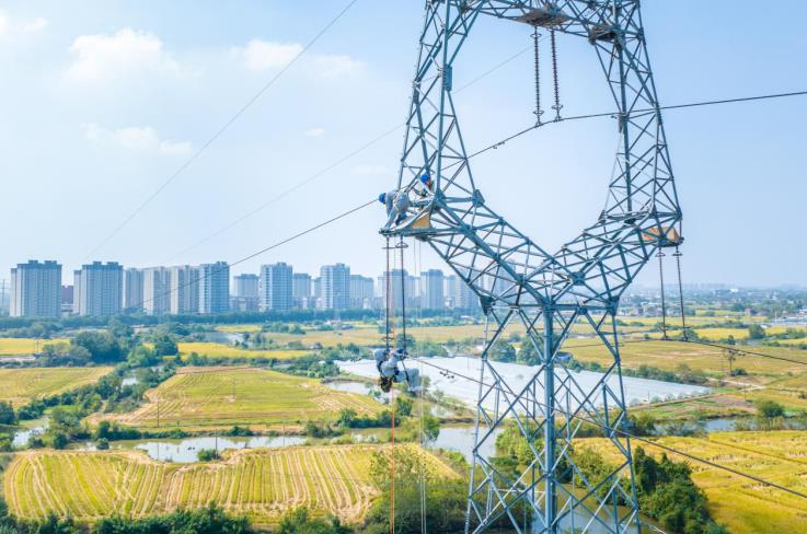 電網員工正在進行等電位帶電檢修作業。陶洋攝