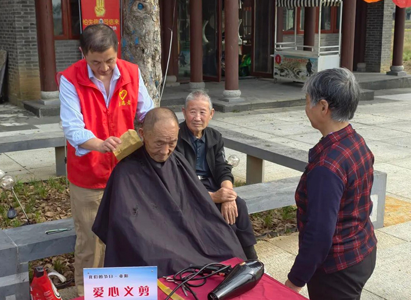 爱心义剪。丁茜摄