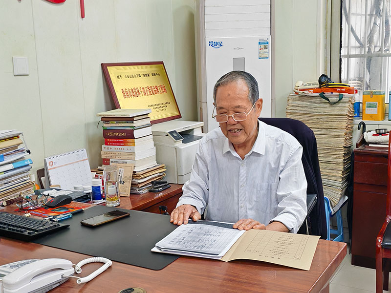 郑文卿在“老娘舅”人民调解中心。人民网记者 丁纪摄