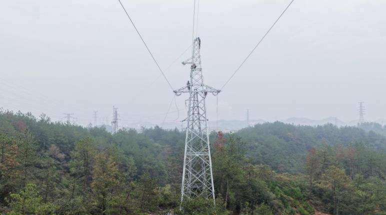 國網績溪縣供電公司施工人員在新建鐵塔上開展金具安裝作業。卜厚績攝