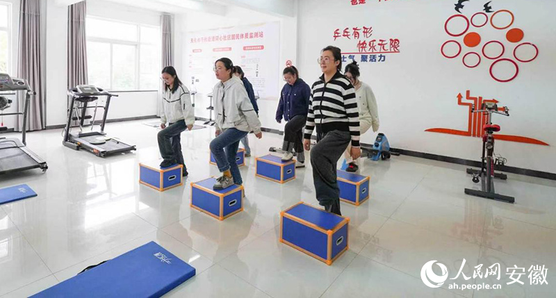 社區居民在國民體質監測站進行鍛煉。人民網記者 周坤攝