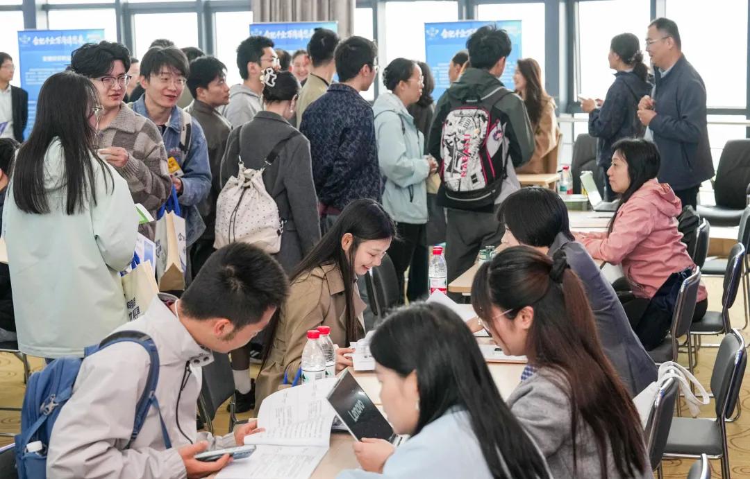 “合肥千企萬崗請您來”活動上海站招聘會吸引眾多學子。