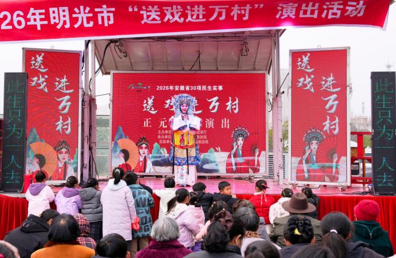 惠民演出下沉一线，丰富居民精神文化供给。楚天驰摄