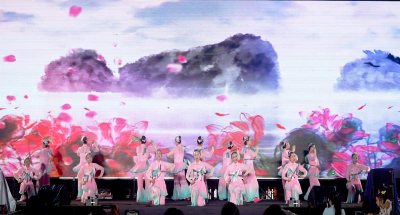 乡土文艺队伍登台，普通群众变身舞台主角。楚天驰摄