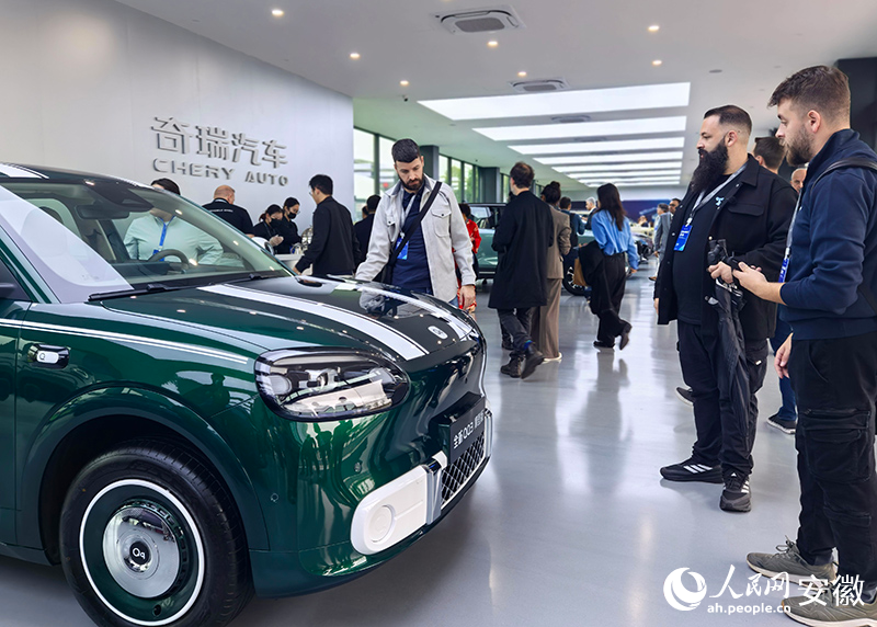 全新QQ3摩登版引海外嘉宾驻足。人民网记者 汪瑞华摄