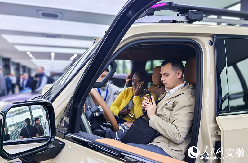 海外嘉宾在驾驶舱体验奇瑞汽车。人民网记者 汪瑞华摄