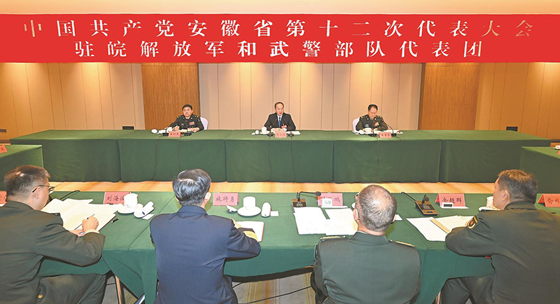 十月二十日下午，李乐成同志来到驻皖解放军和武警部队代表团，与代表们一起审议省委报告、省纪委工作报告。本报记者 杨竹 摄