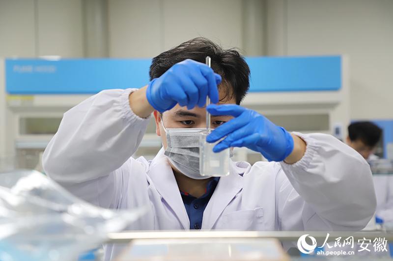 舜禹股份实验室内，工作人员正在进行实验。人民网记者 韩震震摄