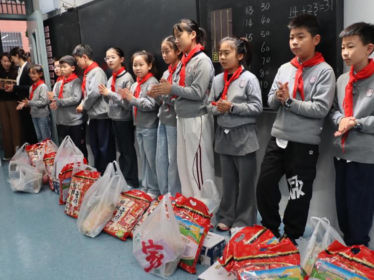 淮北市第一實驗小學學生發放愛心禮物。倪騰飛攝